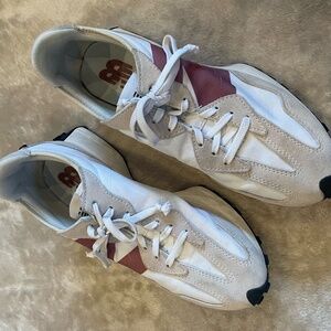 New Balance 327 Sneaker. White and Blush